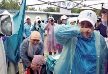 絕癥女子跪求救命 韓紅當(dāng)場落淚自掏腰包捐贈2萬元