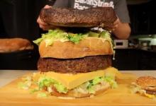 大胃王挑戰(zhàn)90斤重巨無霸漢堡 22分鐘吃完