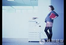 職場媽媽生存狀況:擔憂待遇下降 拉低二孩意愿