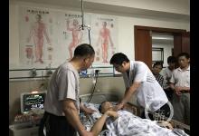 勇救橫穿鐵軌老人被截肢，重慶小伙徐前凱已能拄拐行走