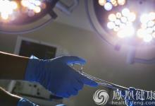 這位醫生跪著做手術救小孩命,一干就是25年