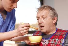 英國“惡毒護(hù)工”向癡呆老人口中噴香水 或面臨5年刑期