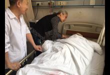 35歲母親一月白頭喚醒植物人兒子 又花6年治其精神病