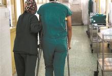 廣東一醫生打著石膏拄拐杖做手術:病人多醫生少,能做就做吧