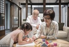 老人在家帶娃也是“退而不休” 你會給父母報酬嗎？