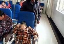 江蘇老人口含輸液管為孫子暖藥液:天涼,想加點溫