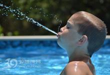 0.14克便便、1杯尿……游泳池里竟有這些!