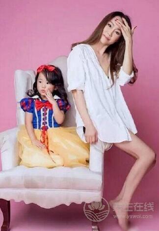 50歲女子身材似少女苗條你敢信已有一外孫女? 50歲女子身材似少女苗條你敢信已有一外孫女?