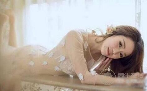 50歲女子身材似少女苗條你敢信已有一外孫女? 50歲女子身材似少女苗條你敢信已有一外孫女?