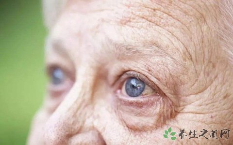 男孩牽手失明母親 失明的原因有哪些 男孩牽手失明母親 失明的原因有哪些