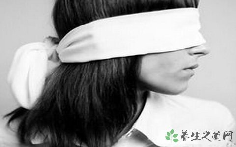 男孩牽手失明母親 失明的原因有哪些 男孩牽手失明母親 失明的原因有哪些