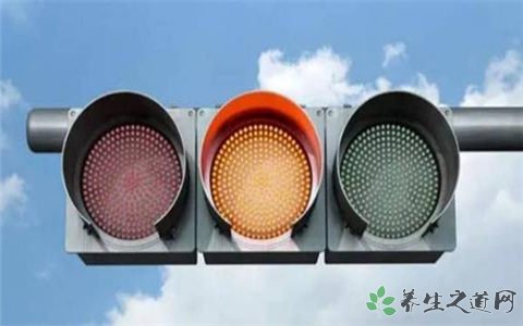 公交車熄火等紅燈 過紅綠燈要注意什么 公交車熄火等紅燈 過紅綠燈要注意什么
