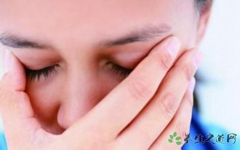 男孩牽手失明母親 生活中該如何保護(hù)眼睛 男孩牽手失明母親 生活中該如何保護(hù)眼睛