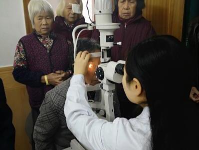 湖南一醫(yī)生農(nóng)村撒播光明 4個(gè)月免費(fèi)做白內(nèi)障手術(shù)160余例