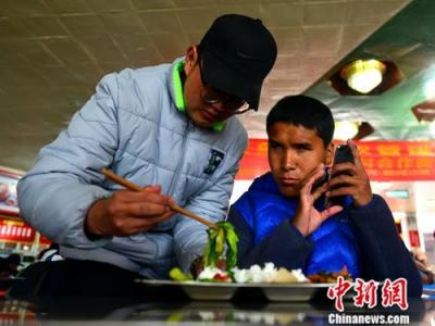 西藏盲人大學(xué)生：心向光明 追夢(mèng)校園