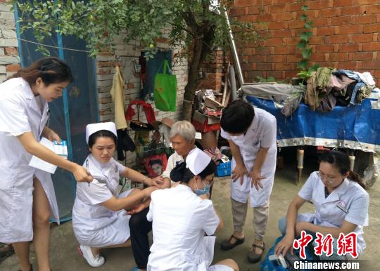 湖北鐘祥：醫療專家入村戶 健康扶貧惠百姓
