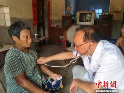 湖北鐘祥:醫(yī)療專家入村戶 健康扶貧惠百姓