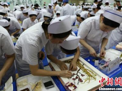 廣西一醫院護士用中藥葉作畫 展示無窮創意