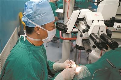 105歲老人患白內(nèi)障醫(yī)生15分鐘助他重見光明