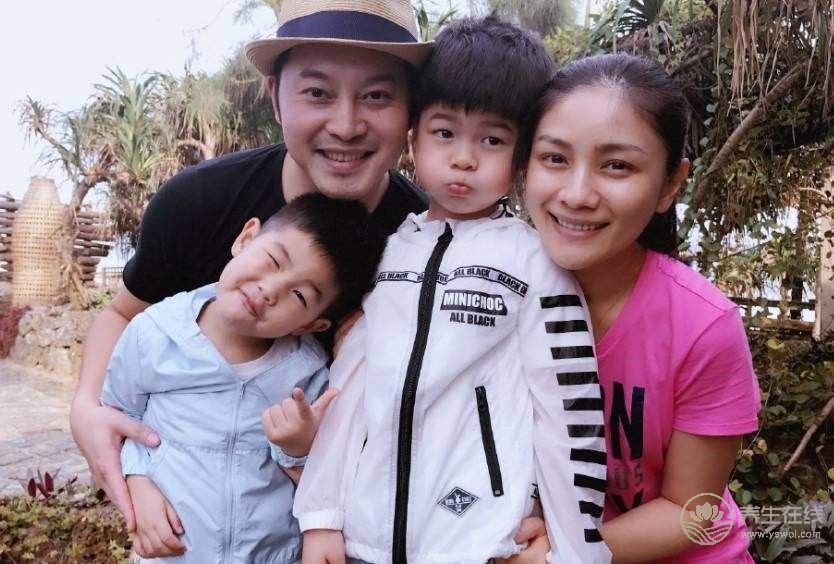 胡可直播推薦歡堂人參皂苷蜜飲品,網(wǎng)友直呼:被種草了!-易網(wǎng)<a href=http://www.jsjjzhkt.cn/ target=_blank class=infotextkey>健康養(yǎng)生</a>網(wǎng) 胡可直播推薦歡堂人參皂苷蜜飲品,網(wǎng)友直呼:被種草了!