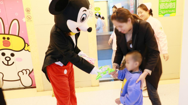 暖心!太原天使兒童醫(yī)院為院內(nèi)小朋友舉辦萬圣節(jié)活動-易網(wǎng)健康<a href=http://www.jsjjzhkt.cn/jkys/ target=_blank class=infotextkey>養(yǎng)生</a>網(wǎng) 暖心!太原天使兒童醫(yī)院為院內(nèi)小朋友舉辦萬圣節(jié)活動