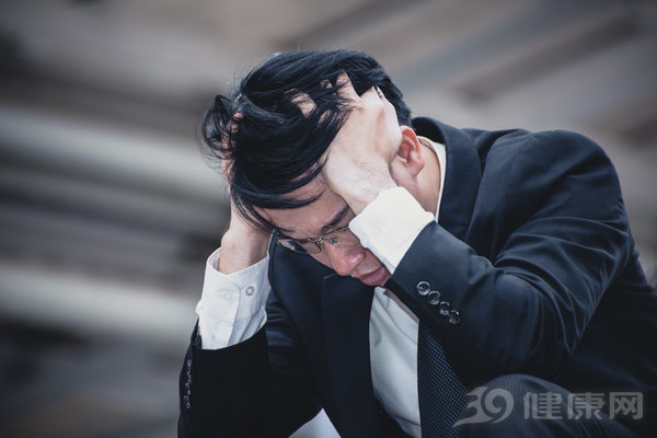 996再次躺槍:長(zhǎng)時(shí)間工作禿頭幾率翻倍,這不是開玩笑!-易網(wǎng)健康<a href=http://www.jsjjzhkt.cn/jkys/ target=_blank class=infotextkey>養(yǎng)生</a>網(wǎng) 996再次躺槍:長(zhǎng)時(shí)間工作禿頭幾率翻倍,這不是開玩笑!