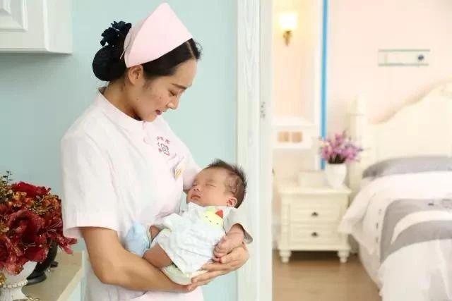 石家莊港大婦產(chǎn)醫(yī)院：正確的抱娃姿勢都在這里，小港手把手教你！