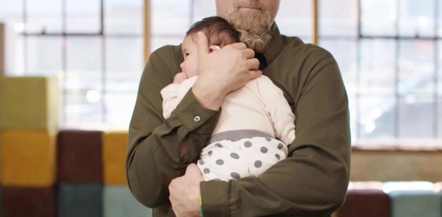 石家莊港大婦產(chǎn)醫(yī)院：正確的抱娃姿勢都在這里，小港手把手教你！