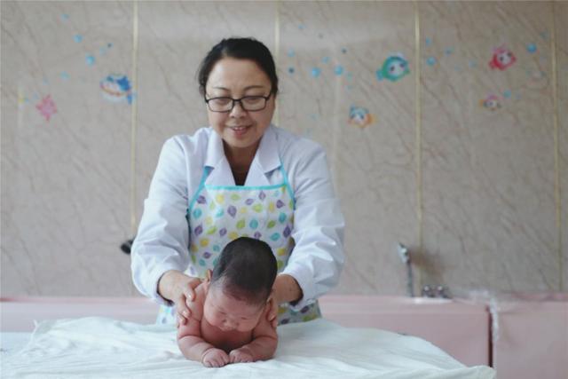 石家莊港大婦產(chǎn)醫(yī)院：正確的抱娃姿勢都在這里，小港手把手教你！