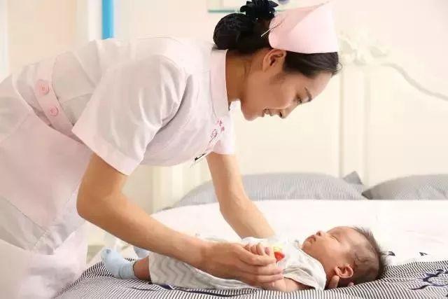 石家莊港大婦產(chǎn)醫(yī)院：正確的抱娃姿勢都在這里，小港手把手教你！