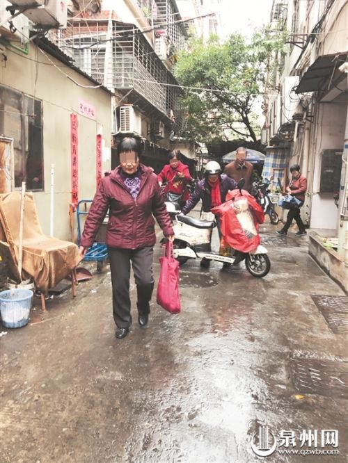 泉州:老人癡迷活動免費領取贈品 陷入保健品推銷騙局-易網健康<a href=http://www.jsjjzhkt.cn/jkys/ target=_blank class=infotextkey>養生</a>網 泉州:老人癡迷活動免費領取贈品 陷入保健品推銷騙局