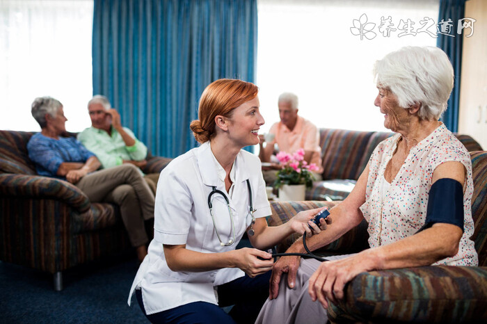 美國新冠肺炎確診人數超120萬 高溫下口罩可摘嗎-易網健康<a href=http://www.jsjjzhkt.cn/jkys/ target=_blank class=infotextkey>養生</a>網 美國新冠肺炎確診人數超120萬 高溫下口罩可摘嗎