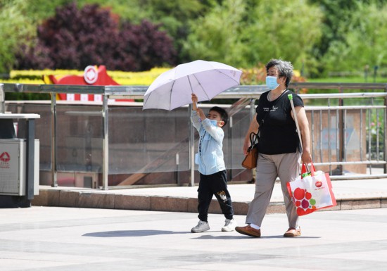 北方高溫南方暴雨!這里有一份防護指南,請查收-易網健康<a href=http://www.jsjjzhkt.cn/jkys/ target=_blank class=infotextkey>養生</a>網 北方高溫南方暴雨!這里有一份防護指南,請查收