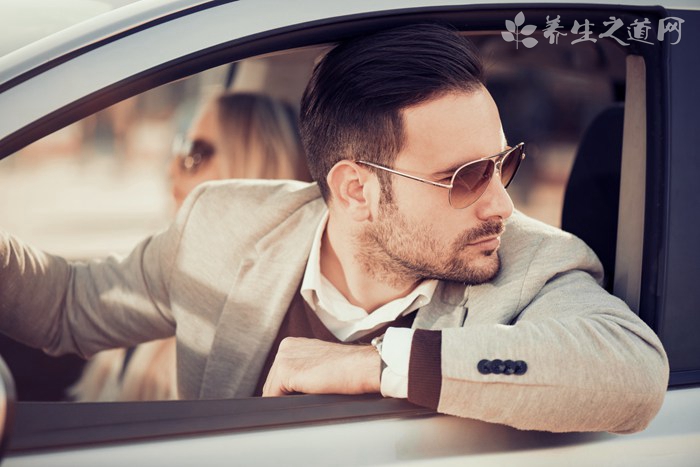 打傘開敞篷跑車 哪些行為屬危險駕駛