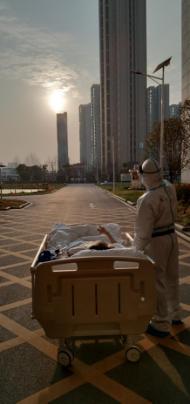 武漢“陪你看夕陽”老人重回故地：想念上海醫(yī)療隊的孩子們