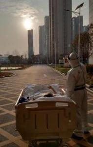 武漢市“陪你看夕陽”老人重返故地：思念上海市醫療隊的小朋友們