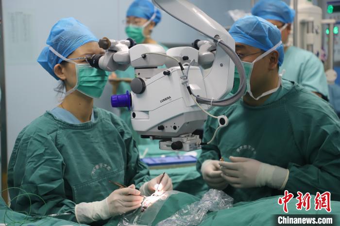 青海省首例折疊式人工玻璃體球囊植入手術(shù)成功實(shí)施