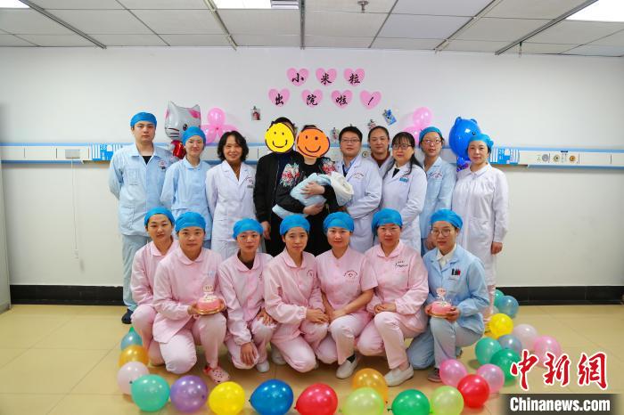 皮膚薄如紙?bào)w重780g 湖北一超早產(chǎn)兒經(jīng)救治順利脫險(xiǎn)