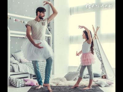 爸爸輔導孩子作業生氣捶墻致骨折 手骨折了要注意什么