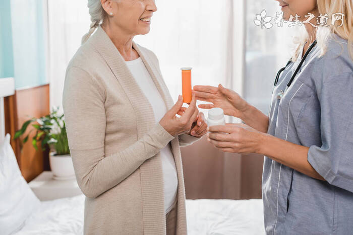 兒子突然回家發(fā)現(xiàn)父母都病了 中老年人要預(yù)防什么病-易網(wǎng)健康<a href=http://www.jsjjzhkt.cn/jkys/ target=_blank class=infotextkey>養(yǎng)生</a>網(wǎng) 兒子突然回家發(fā)現(xiàn)父母都病了 中老年人要預(yù)防什么病