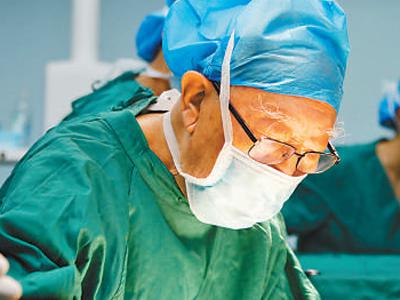 披肝瀝膽醫者仁心