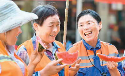 三伏天來了,小心中暑!(健康直通車(第61站))-易網(wǎng)健康<a href=http://www.jsjjzhkt.cn/jkys/ target=_blank class=infotextkey>養(yǎng)生</a>網(wǎng) 三伏天來了,小心中暑!(健康直通車(第61站))