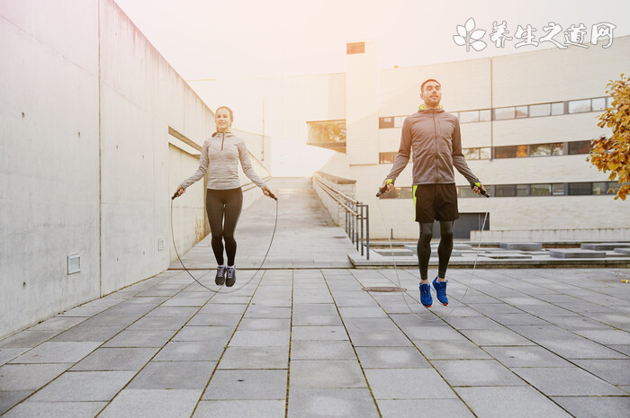 初中生每秒跳繩9.6次破世界紀錄 原因竟是掌握了跳繩的技巧-易網健康<a href=http://www.jsjjzhkt.cn/jkys/ target=_blank class=infotextkey>養生</a>網 初中生每秒跳繩9.6次破世界紀錄 原因竟是掌握了跳繩的技巧