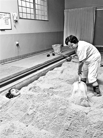 酵素浴宣稱治病“活埋式”<a href=http://www.jsjjzhkt.cn/jkys/ target=_blank class=infotextkey>養生</a>靠譜嗎?-易網<a href=http://www.jsjjzhkt.cn/ target=_blank class=infotextkey>健康養生</a>網 酵素浴宣稱治病“活埋式”養生靠譜嗎?