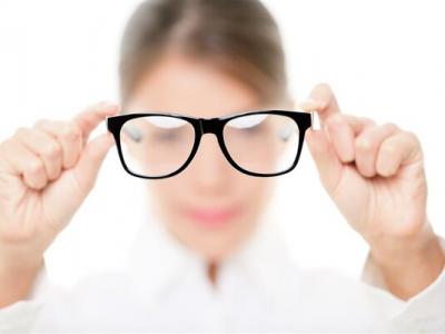 被嫌棄的近視患者的一生:近視這件小事,真的不是“小事”