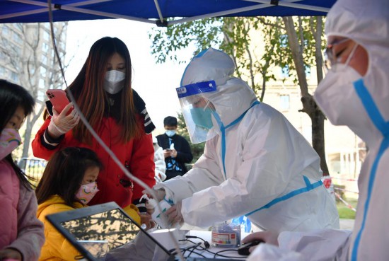 戰(zhàn)“疫”中的西安:這些寒冬里的溫暖剪影給人力量-易網(wǎng)健康養(yǎng)生網(wǎng) 戰(zhàn)“疫”中的西安:這些寒冬里的溫暖剪影給人力量