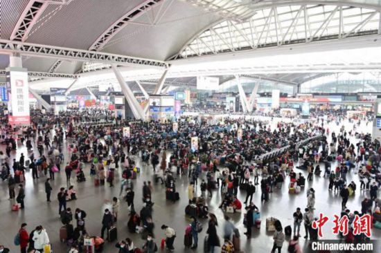 春節(jié)返程火車票將開(kāi)搶返鄉(xiāng)防疫注意事項(xiàng)都在這里!-易網(wǎng)健康<a href=http://www.jsjjzhkt.cn/jkys/ target=_blank class=infotextkey>養(yǎng)生</a>網(wǎng) 春節(jié)返程火車票將開(kāi)搶返鄉(xiāng)防疫注意事項(xiàng)都在這里!