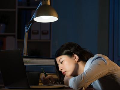 一到晚上就莫名其妙難過?夜晚更容易emo的科學(xué)原因找到了!