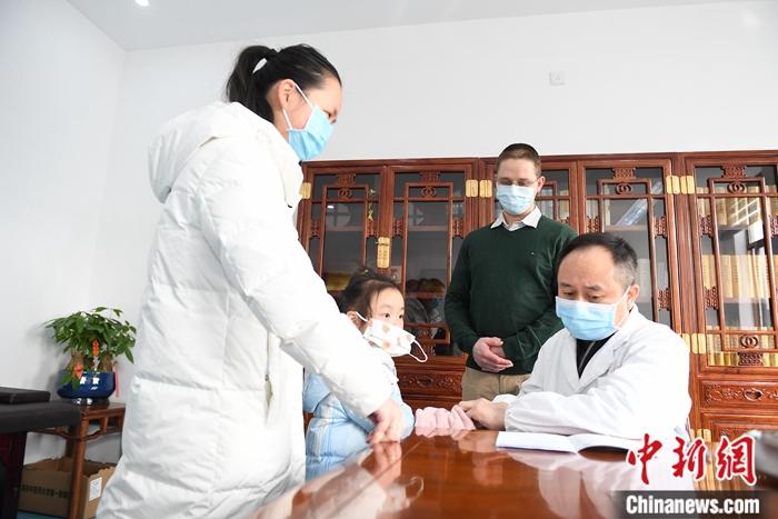 中醫藥頻遭爭議 “兒科圣手”張滌解讀“難以言說的痛”