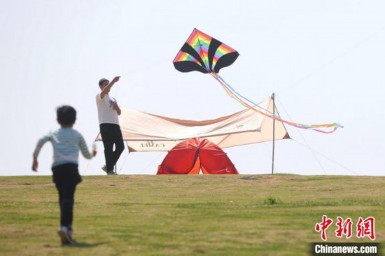 沒有太陽也會被曬傷?專家提醒警惕“云層增強(qiáng)效應(yīng)”-易網(wǎng)健康<a href=http://www.jsjjzhkt.cn/jkys/ target=_blank class=infotextkey>養(yǎng)生</a>網(wǎng) 沒有太陽也會被曬傷?專家提醒警惕“云層增強(qiáng)效應(yīng)”